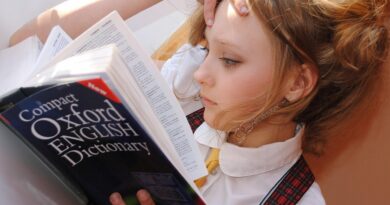 Jak vybrat jazykovou školu, aby vaše dítě angličtinu nakonec opravdu umělo girl, english, dictionary, read, reading, studying, book, open, open book, student, young girl, study, school, lessons, think, oxford, language learning, research, english, english, english, english, english, dictionary, reading, studying, book, student, student, study, study, school, school