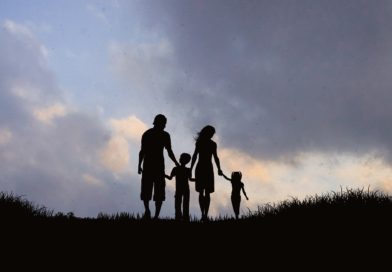 Změnily se Vaše rodinné vztahy v době koronavirové? Nebojte se, nejste v tom sami Family Silhouette Mother Father - AlemCoksa / Pixabay