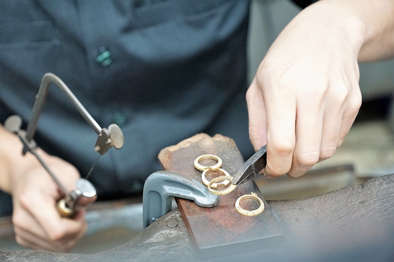 Šperky z chirurgické oceli – výběr i péče Hand Company Equipment Steel Work - photosforyou / Pixabay