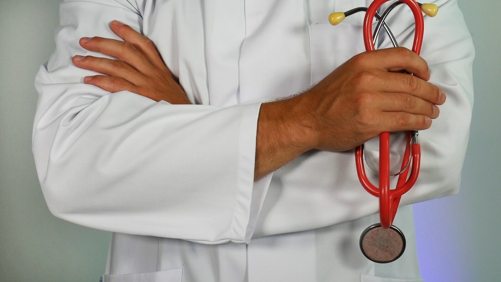 Když je prevence tím nejlepším krokem pro vaše zdraví doctor holding red stethoscope
