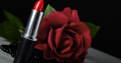 Kompaktní pudry – žádný lesk, jen mat Rosa Lipstick Trick Cosmetics Red - TracyGem / Pixabay