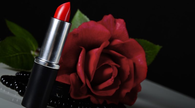 Rosa Lipstick Trick Cosmetics Red  - TracyGem / Pixabay