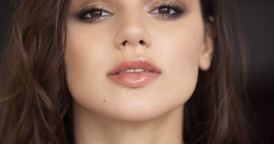 Chcete znát tajemství krásných a zdravých rtů? Vyzkoušejte lesk na rty Woman Face Lady Neck Lips Hair - harshpatelharsh590 / Pixabay